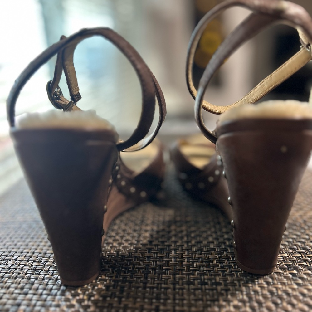 UGG ROCHELLE Brown Leather Wedge Sandals Size 7 - Picture 4 of 11